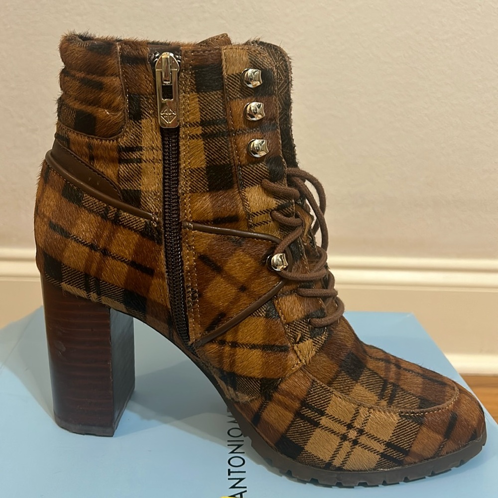 Antonio Melani size 8 plaid bootie